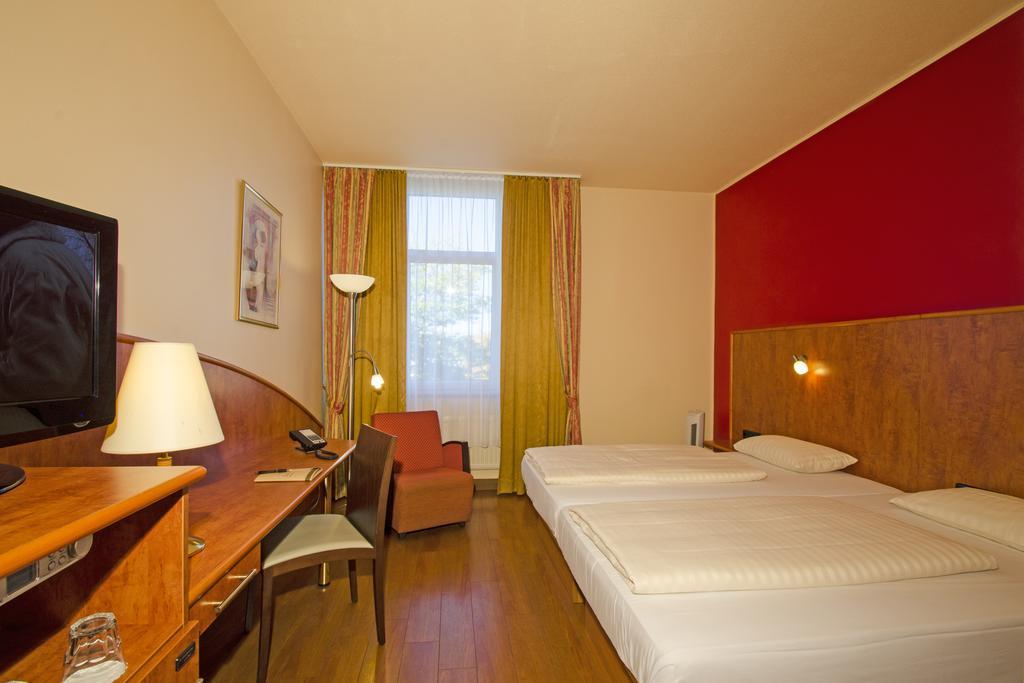 1, 2, Sleep Boardinghouse Unterschleissheim Zentrum Luaran gambar