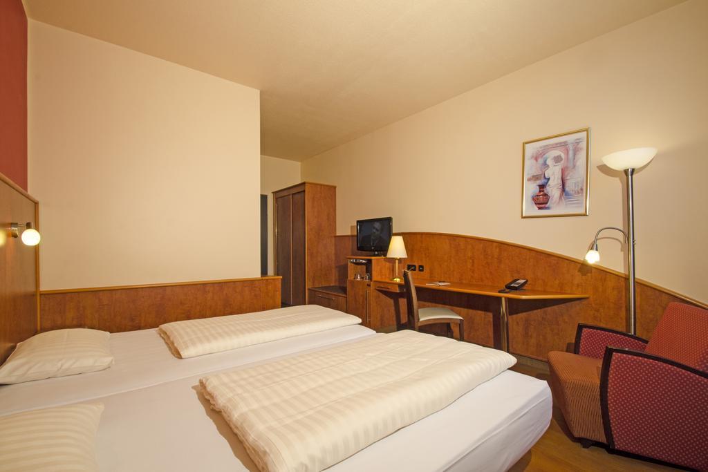 1, 2, Sleep Boardinghouse Unterschleissheim Zentrum Luaran gambar
