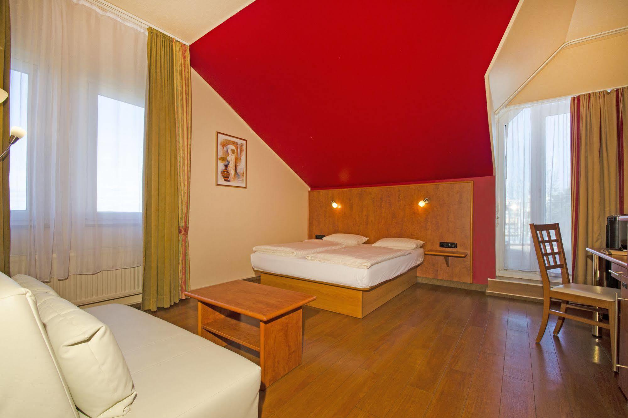 1, 2, Sleep Boardinghouse Unterschleissheim Zentrum Luaran gambar